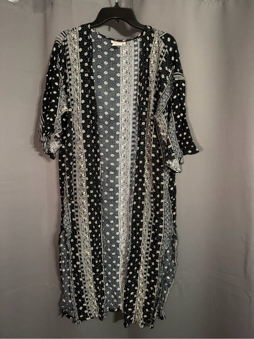 Bloomfield black, tan & white kimonos , size L